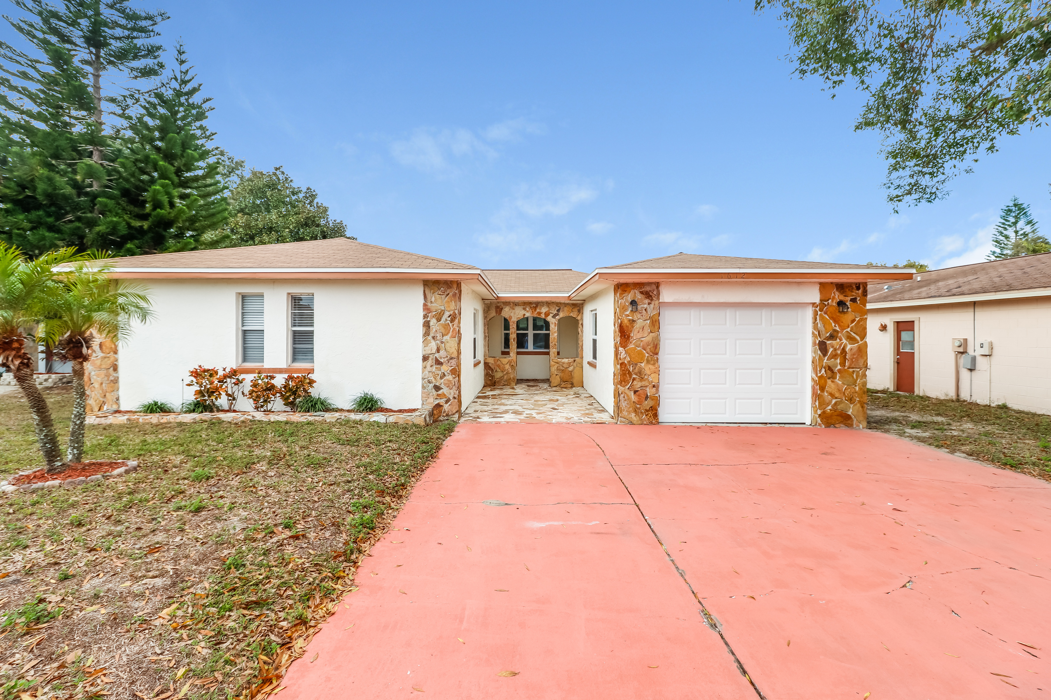 1612 Cromwell Dr Tarpon Springs, FL 34689